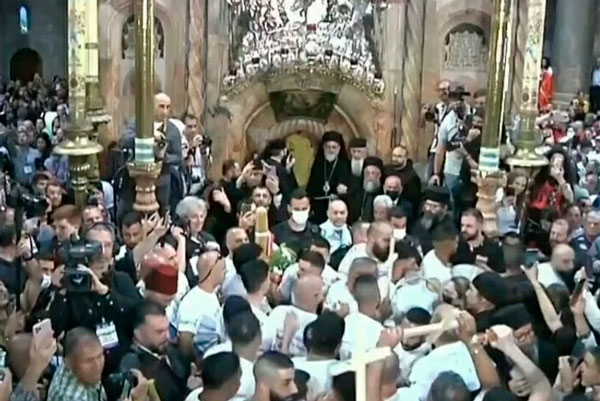 В Иерусалиме в Храме Господня сошёл Благодатный огонь