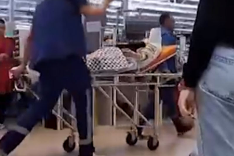 В Белгородской области юная девушка родила в туалете супермаркета | В Старом Осколе школьница родила сына в туалете торгового центра