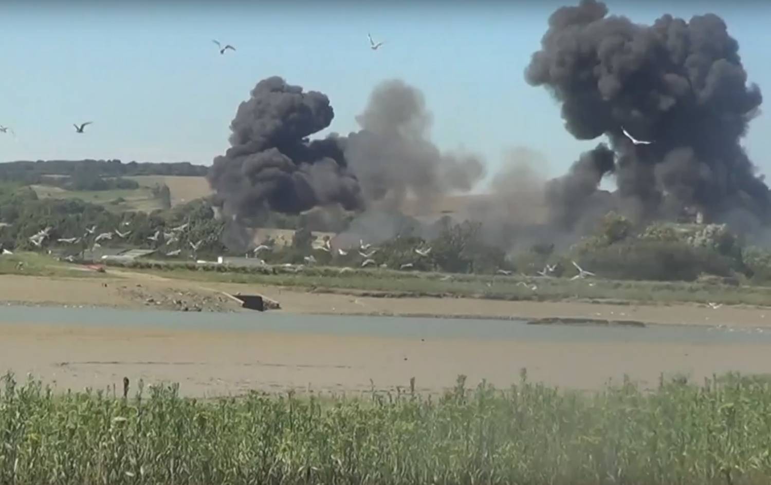 Очевидцы сняли на видео, как истребитель упал на трассу во время авиашоу в Англии