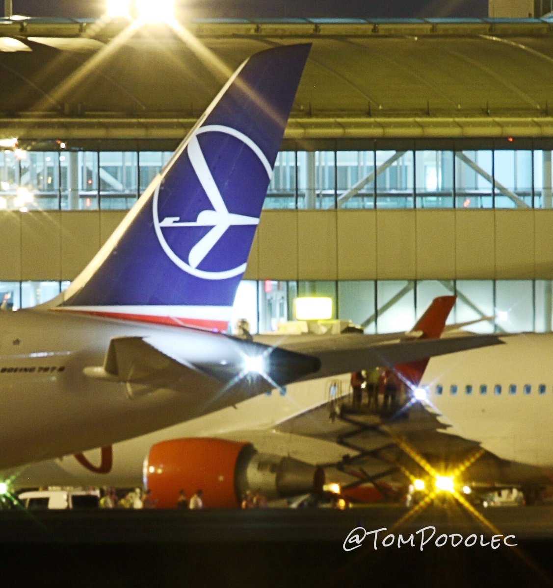 Пассажирские самолёты "сцепились крыльями" в аэропорту Торонто