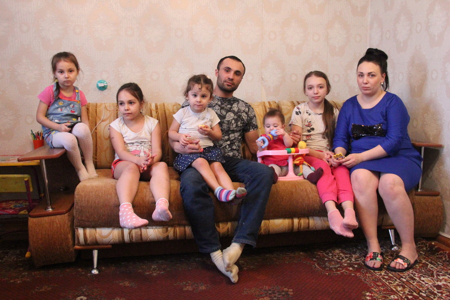 Недавно он спас из пожара троих детей, а теперь и он, и его семья с пятью дочками нуждаются в помощи