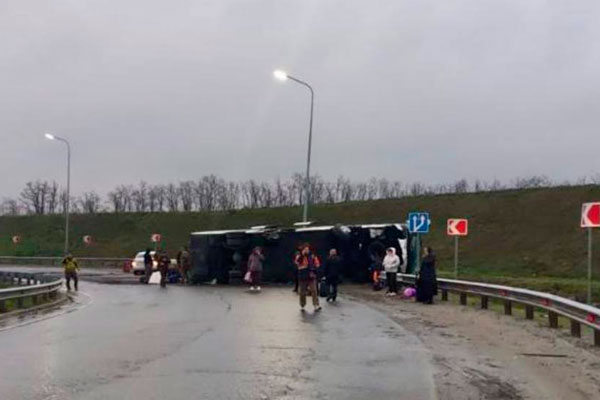 В Ростовской области перевернулся пассажирский автобус Москва — Геническ | Автобус с людьми перевернулся в Ростовской области
