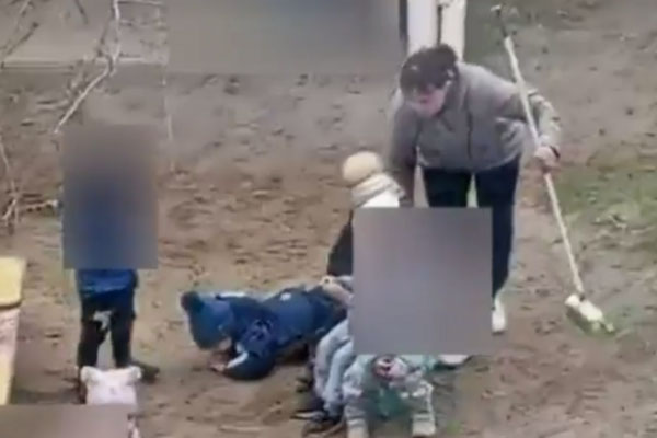 В Екатеринбурге проверят воспитателя детсада, которая пнула мальчика на прогулке | В Екатеринбурге воспитательница детсада пнула ребёнка на прогулке