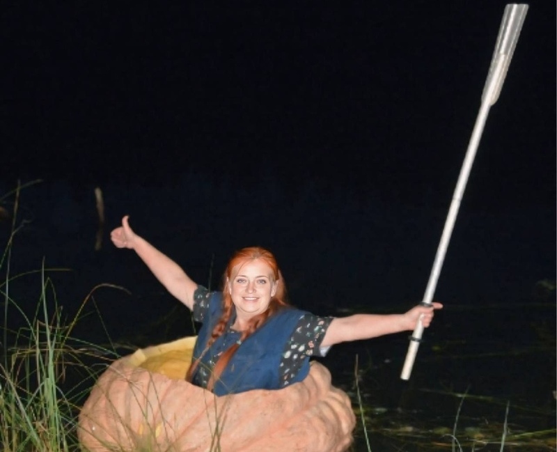 Тыква превратилась в лодку: россиянка вырастила огромный овощ, села в него и поплыла по реке | Россиянка вырастила гигантскую тыкву Дуняшу и поплыла в ней по реке