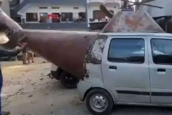 Индиец превратил машину в «автокоптер» и лишился ее за нарушение ПДД | В Индии полиция оштрафовала создателя автомобиля-вертолета