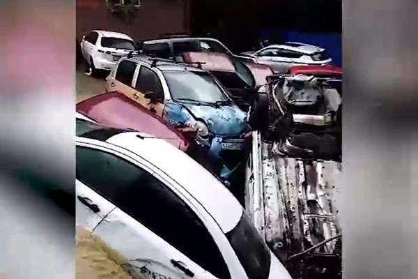 Из-за потопа в Сочи на одной из улиц машины смыло в овраг