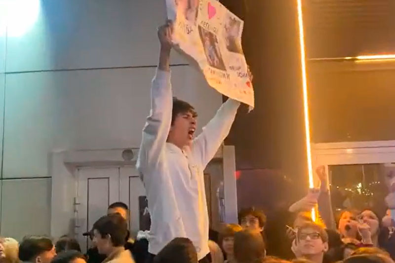 Бунт фанатов в Сочи: подростки штурмуют клуб из-за отмены концерта Ивана Золо | В Сочи подростки устроили бунт из-за отмены концерта блогера Ивана Золо