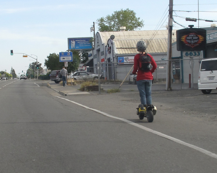 Для получения водительских прав россиянам придётся ответить на вопросы о самокатах