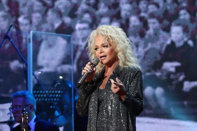 Продажи масок с Долиной выросли в шесть раз за два месяца | Товары с изображением Ларисы Долиной стали продаваться активнее на Wildberries