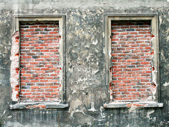 В Якутии суд заставил многодетную семью замуровать окна в доме