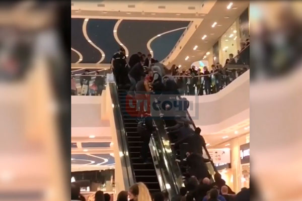 Жители Сочи толпой спасали девочку, руку которой затянуло в эскалатор