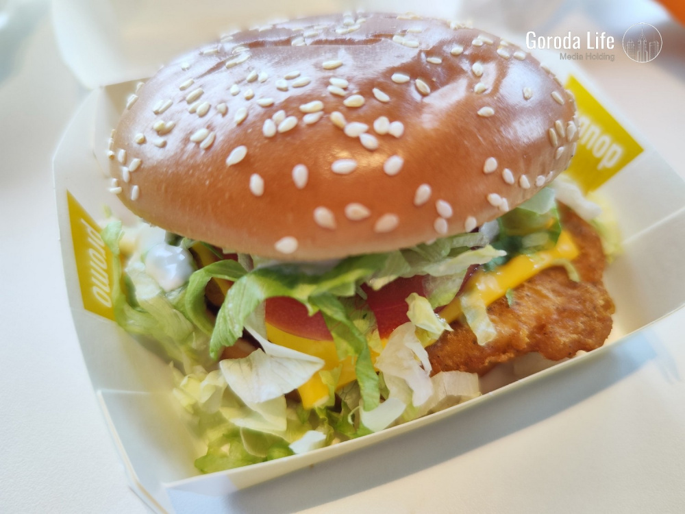 Грек получил тяжёлые травмы из-за попытки проглотить бургер целиком | Житель Греции в реанимации после попытки проглотить бургер целиком