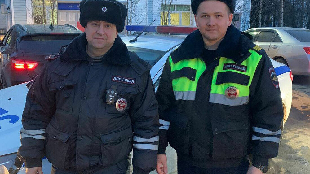 Инспекторы ДПС помогли водителю, которому стало плохо по дороге в больницу в Нижневартовском районе