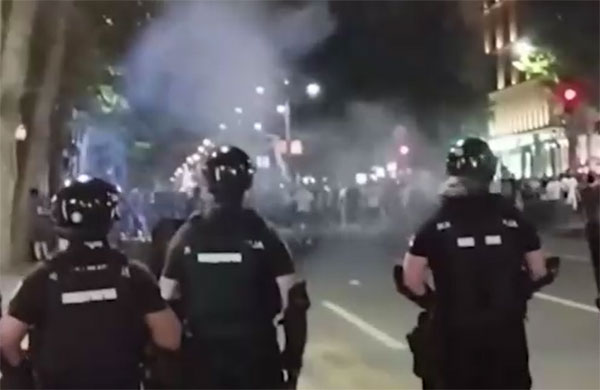 Беспорядки в столице Сербии — протестующие дерутся с полицейскими и закидывают их бутылками и фаерами | Беспорядки в Белграде: оппозиционеры требуют роспуска парламента, президент называет протесты заговором