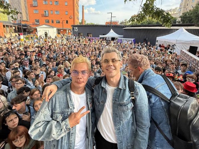 Сотни «умных людей в очках» захватили Москву: блогер Ян Топлес устроил сходку двойников мемного персонажа | В Москве прошел конкурс мемных двойников блогера Яна Топлеса