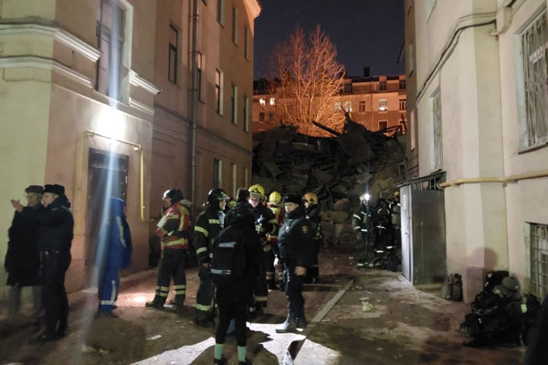В Петербурге рухнул шестиэтажный дом, на месте работают спасатели