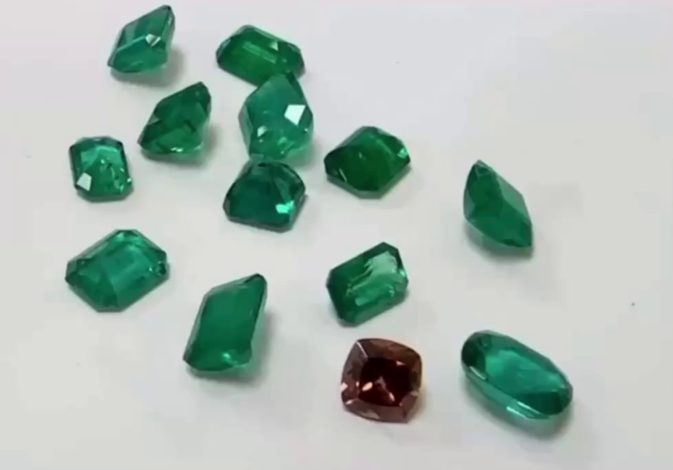 Россиянка попыталась ввести в страну изумруды на миллион рублей в трусах | В "Домодедово" таможенники задержали россиянку с изумрудами в трусах