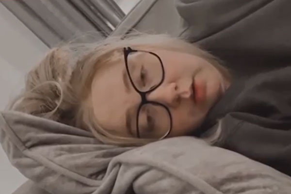 «Я была в полном ужасе»: в Великобритании у 30-летней женщины в ухе паук свил гнездо