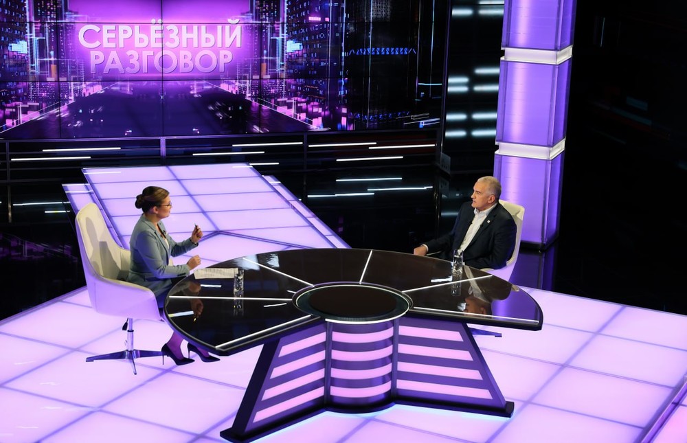 Глава Крыма предложил лишать гражданства тех, кто не встает под гимн России