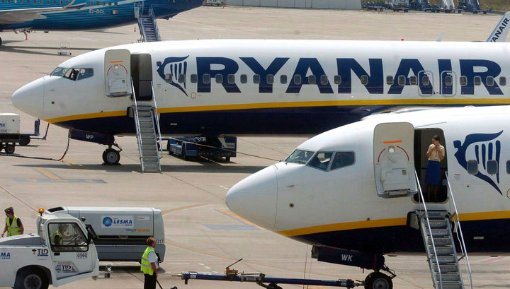 Задыхавшийся астматик вырвался из самолета через аварийный люк