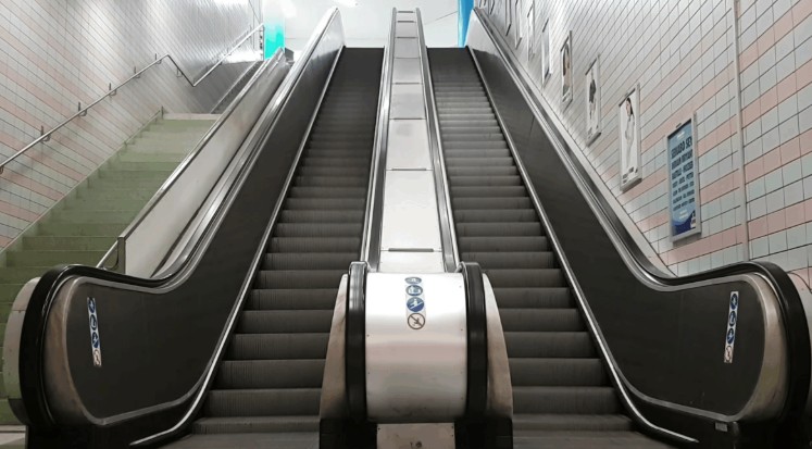 Трехлетнему мальчику зажало руку на эскалаторе в петербургском метро   | В Санкт-Петербурге мальчик застрял в эскалаторе на станции метро 