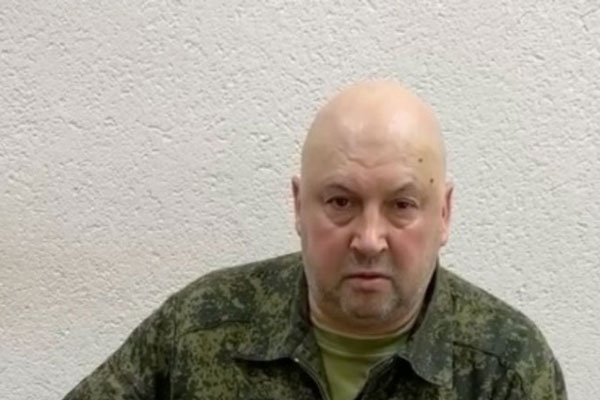 Источник в Минобороны подтвердил отстранение Суровикина