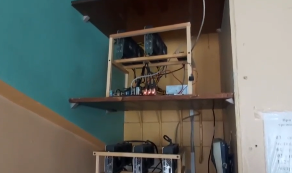 На чердаке школы в Иркутской области обнаружили майнинговую ферму