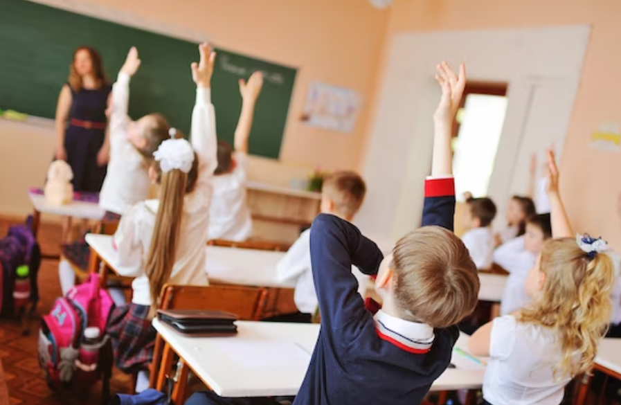 В Копейске на заставившего ученика встать на колени учителя завели уголовное дело