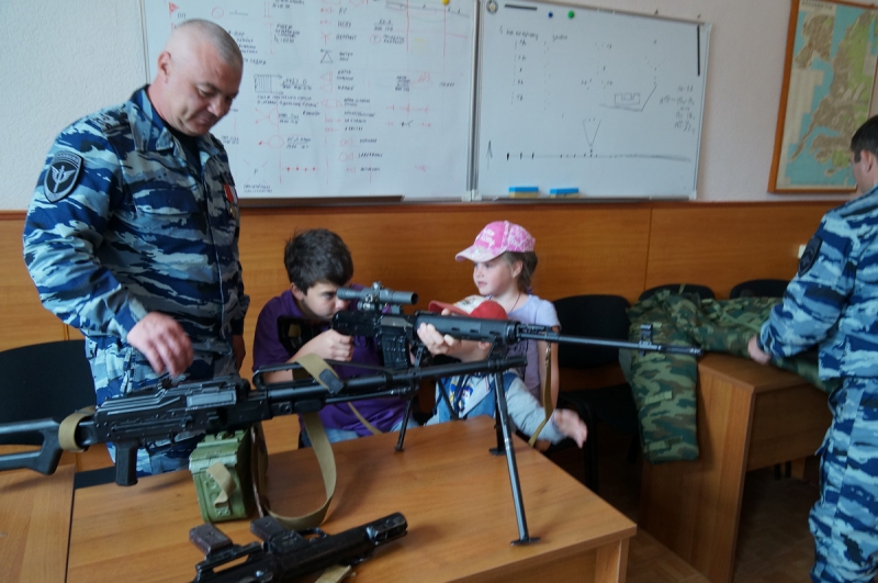 Школьники из Владивостока и Артема побывали на базе приморского ОМОН