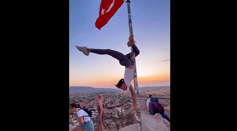 Туристка в Турции станцевала на флагштоке — теперь ей грозит тюрьма | В Турции завели дело на туристку за танец на флагштоке с флагом