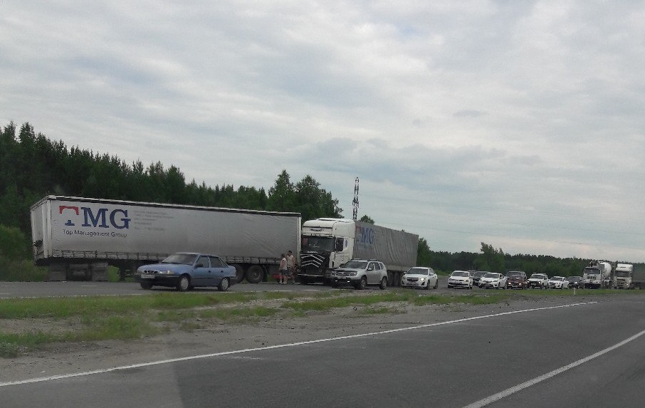 Под Тюменью водитель легковушки устроил аварию с двумя фурами и скрылся