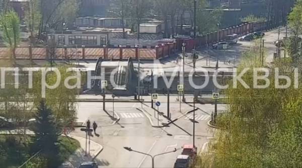 Автомобиль протаранил ограждение на набережной в Москве и упал в реку | Москвич уснул за рулём и упал в реку Яуза