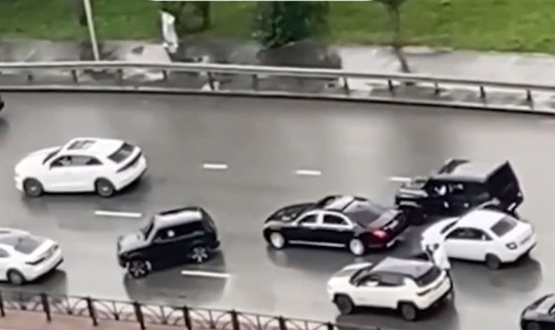 Компания екатеринбуржцев перекрыла дорогу ради танцев на проезжей части | Уральцы на дорогих машинах перекрыли трассу и устроили танцы в Екатеринбурге