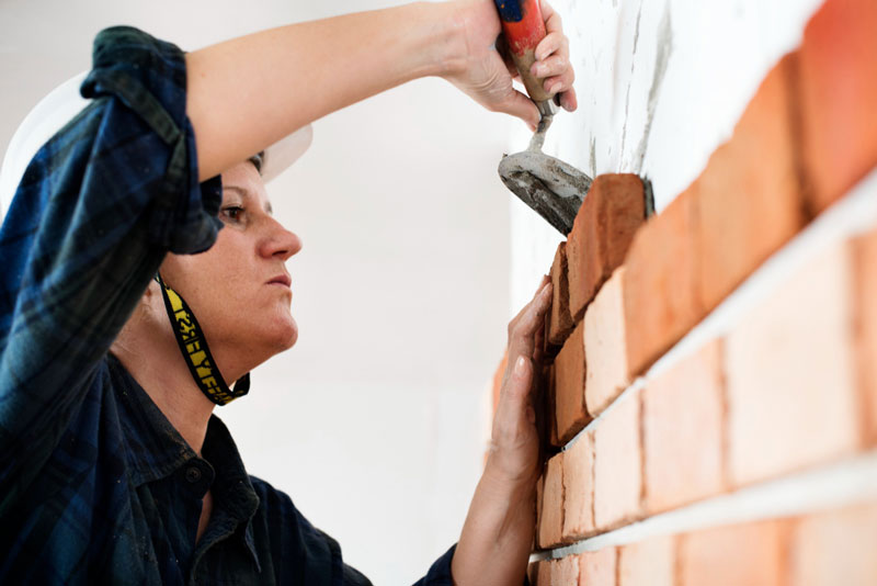 "Сидят за столом": в Подмосковье девушка зашла в новую квартиру и застала пирующих рабочих | Baza: в Подмосковье девушка увидела в своей новой квартире строителей