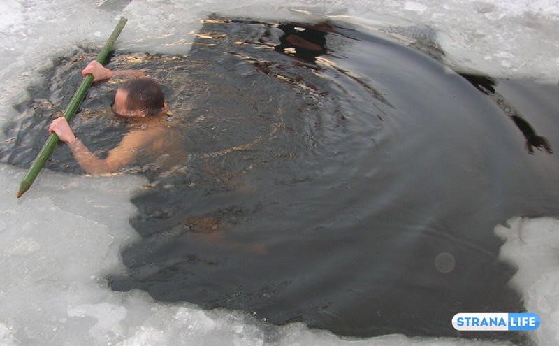 «По сути, это новодел, придумка». Старообрядцы говорят о том, что окунаться на Крещение в проруби – грех. В РПЦ согласны, но…