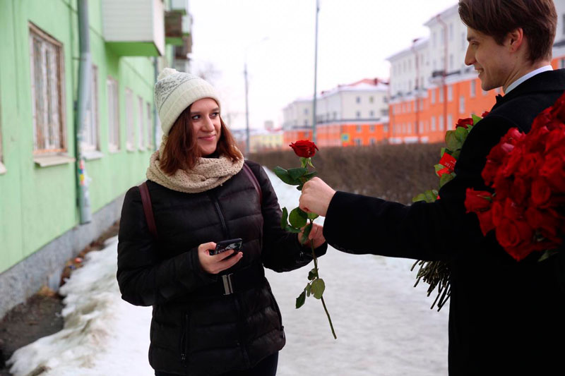 На Урале раздали розы от имени нового «Холостяка»