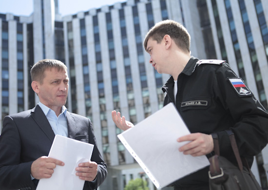 Дорогие двойники: почему в России любого могут заставить платить по чужим долгам