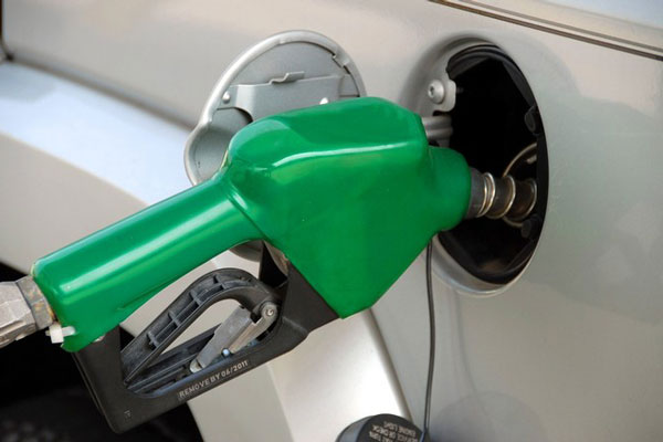 Россиянам рассказали, надо ли закупать бензин на фоне роста цен | Экономист Остапкович призвал россиян не опасаться роста цен на бензин