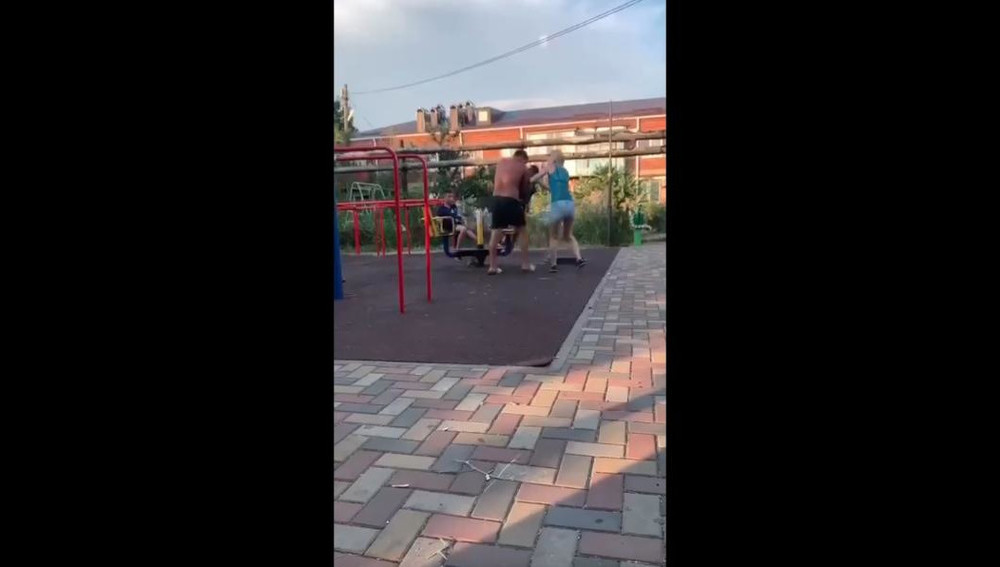 «Мармеладная война»: россиянин избил чужого ребенка на детской площадке и попал на видео