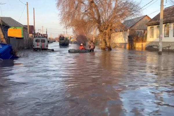 «Муж за что погиб?»: жительница затопленного Орска отругала мэра за чистые штаны | Мэр Орска Козупица подвергся гневу жителей из-за отсутствия воды и выплат
