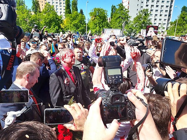 В Польше посла России облили красной краской на мемориале советским воинам
