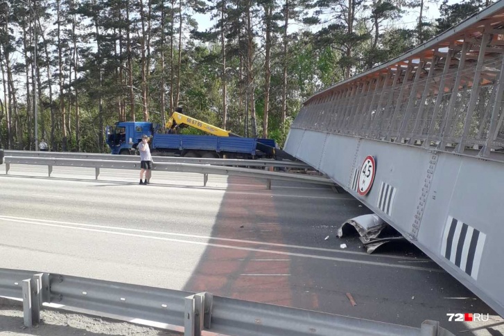 Под Тюменью рухнул пешеходный мост, под завалами оказалась машина