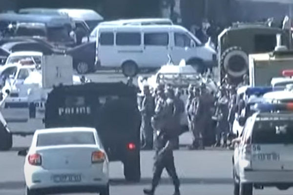 СМИ: в один из отделов полиции Еревана ворвались вооружённые люди | Вооружённые люди ворвались в участок полиции в Ереване