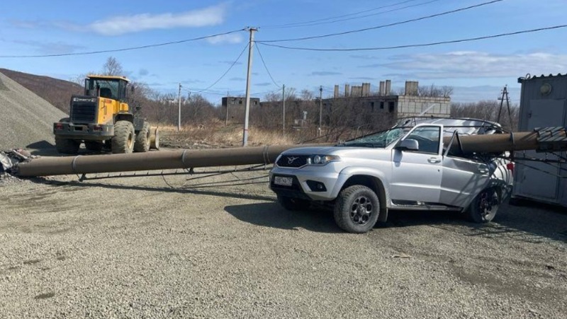 В результате падения железобетонной мачты на припаркованный УАЗ-Патриот пострадал водитель: полиция организовала проверку