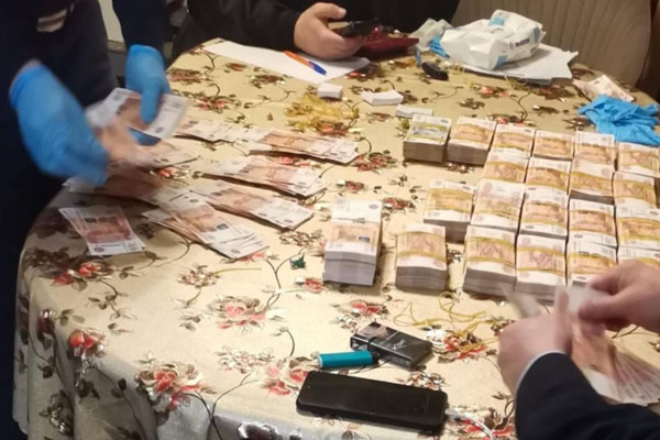 У подозреваемого в убийстве байкера в Москве нашли 44 миллиона рублей наличными | У подозреваемого в убийстве москвича на парковке нашли десятки миллионов рублей