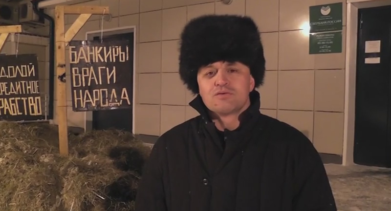 Новосибирский фермер расплатился за кредит телегой навоза и вывалил удобрение возле офиса Сбербанка