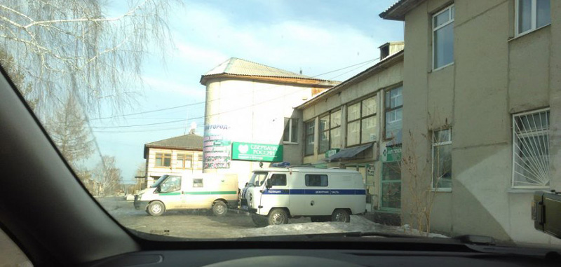 На Среднем Урале возле отделения Сбербанка в инкассаторской машине застрелился водитель