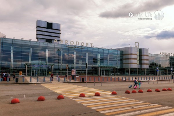 Более 400 россиян застряли в аэропорту Екатеринбурга из-за поломки самолета | Из-за поломки самолета задержан рейс из Екатеринбурга во Вьетнам