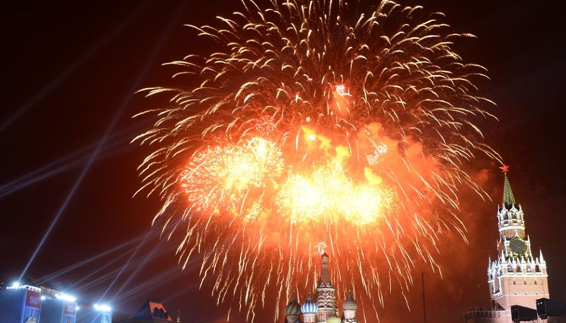 Все завершилось праздничным салютом: в праздновании 70-летия Победы приняли участие около 20 миллионов россиян