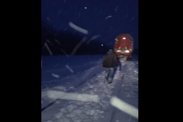 Столкнувшийся лоб в лоб с маневровым локомотивом поезд продолжил движение. Видео